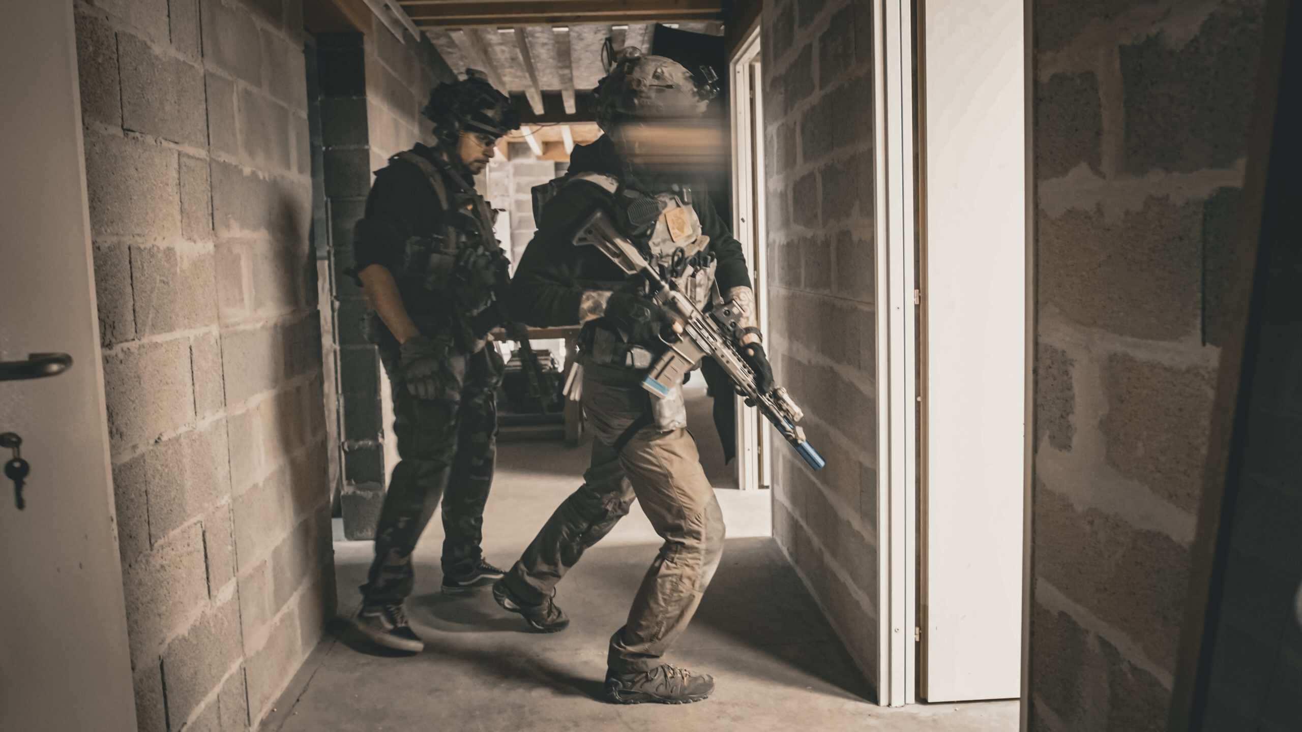 Binomio entrando a una habitación durante el curso de CQB