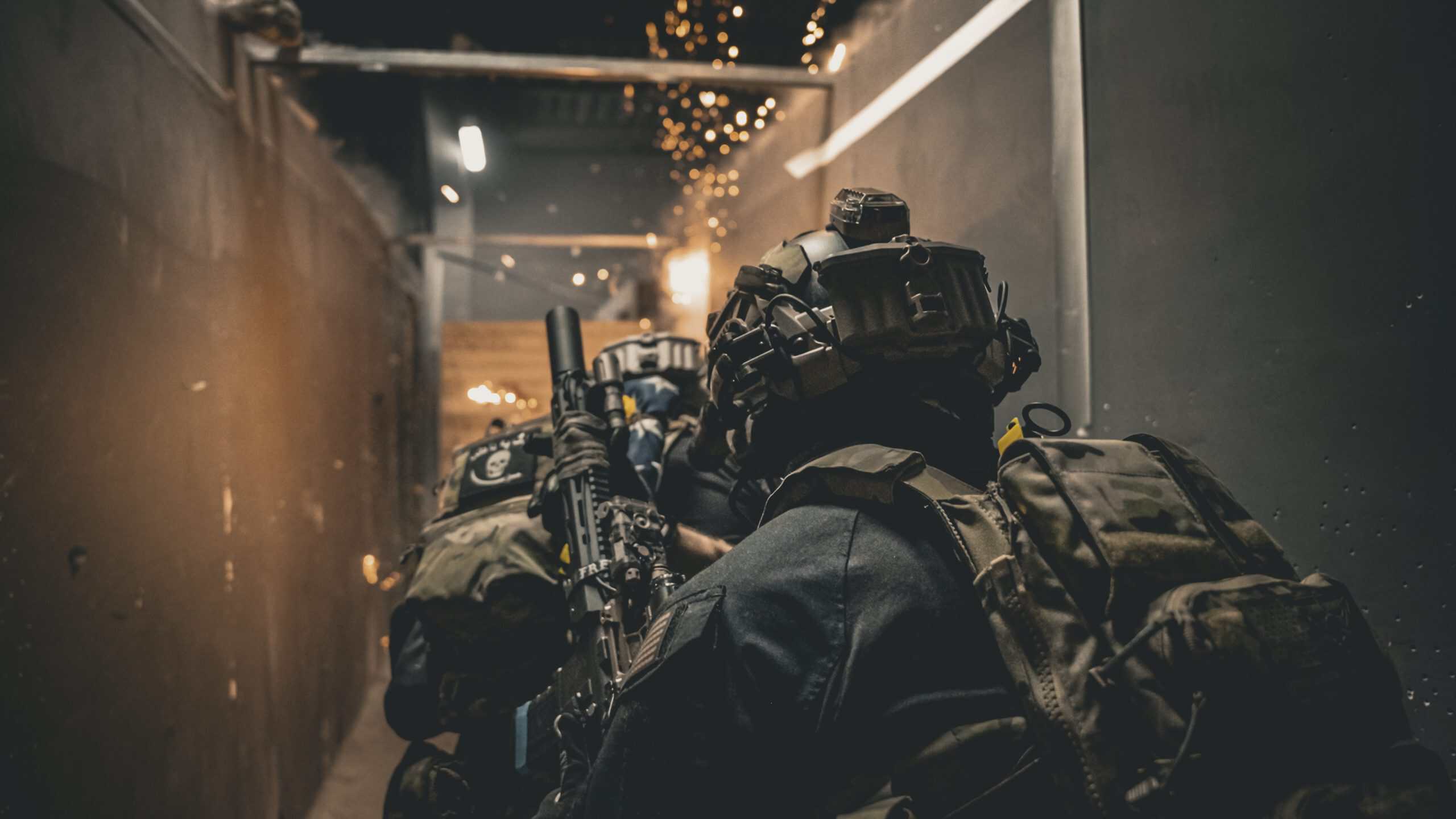 Interior oscuro iluminado por una luz durante una partida nocturna de airsoft