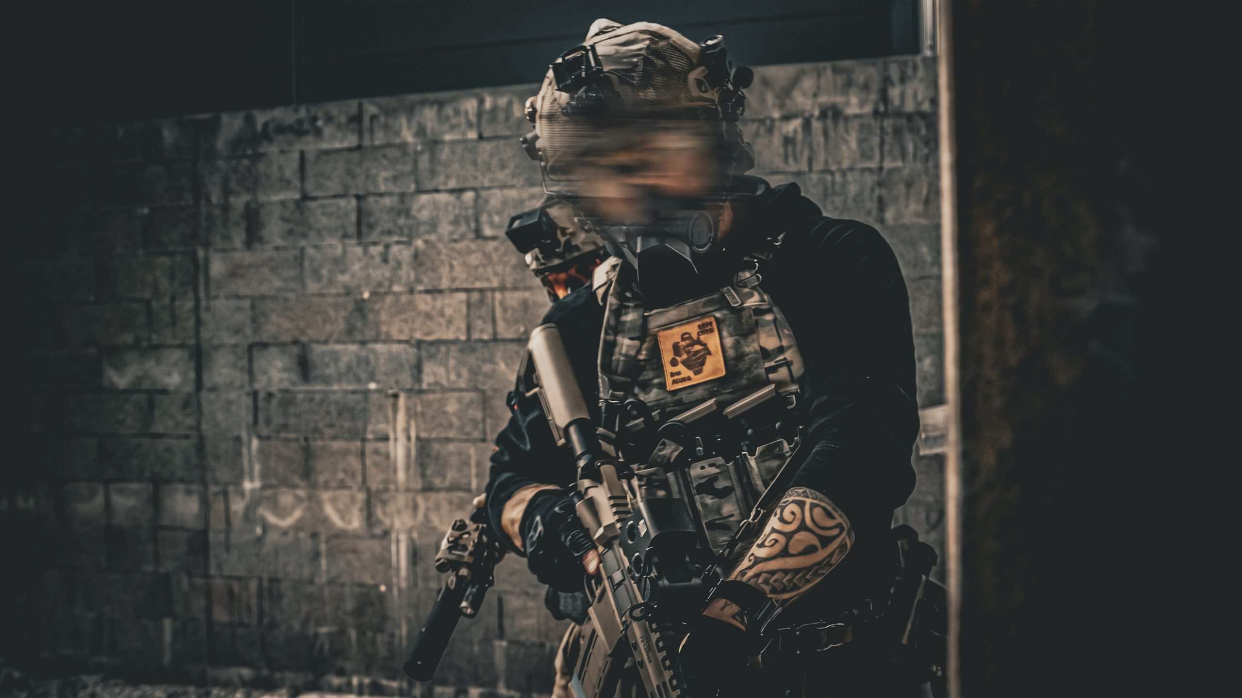 Alumno del curso de CQB de Khimaira Strategy entrenando con réplica de airsoft