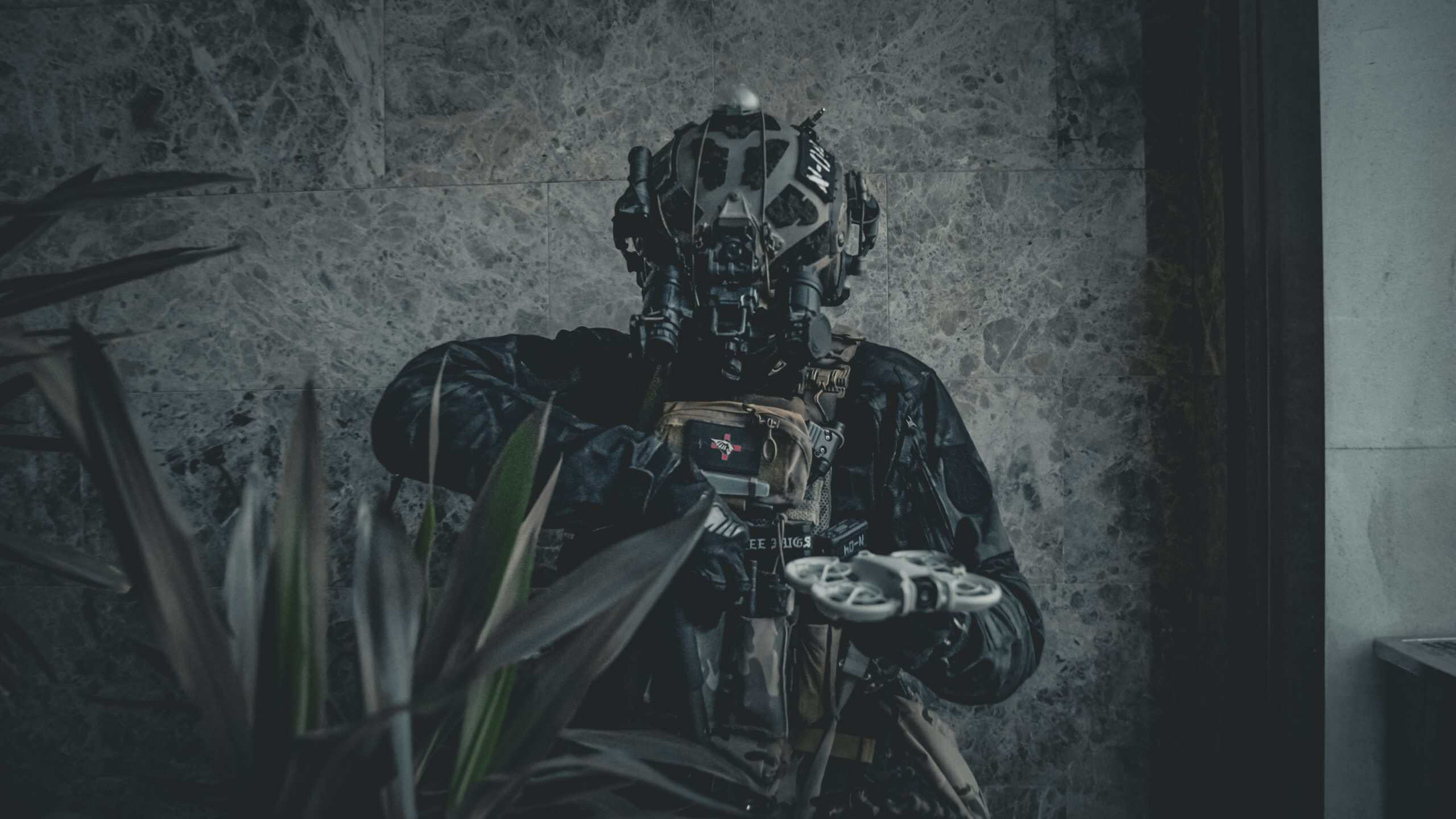 Retrato de un jugador de airsoft con máscara y gafas de visión nocturna
