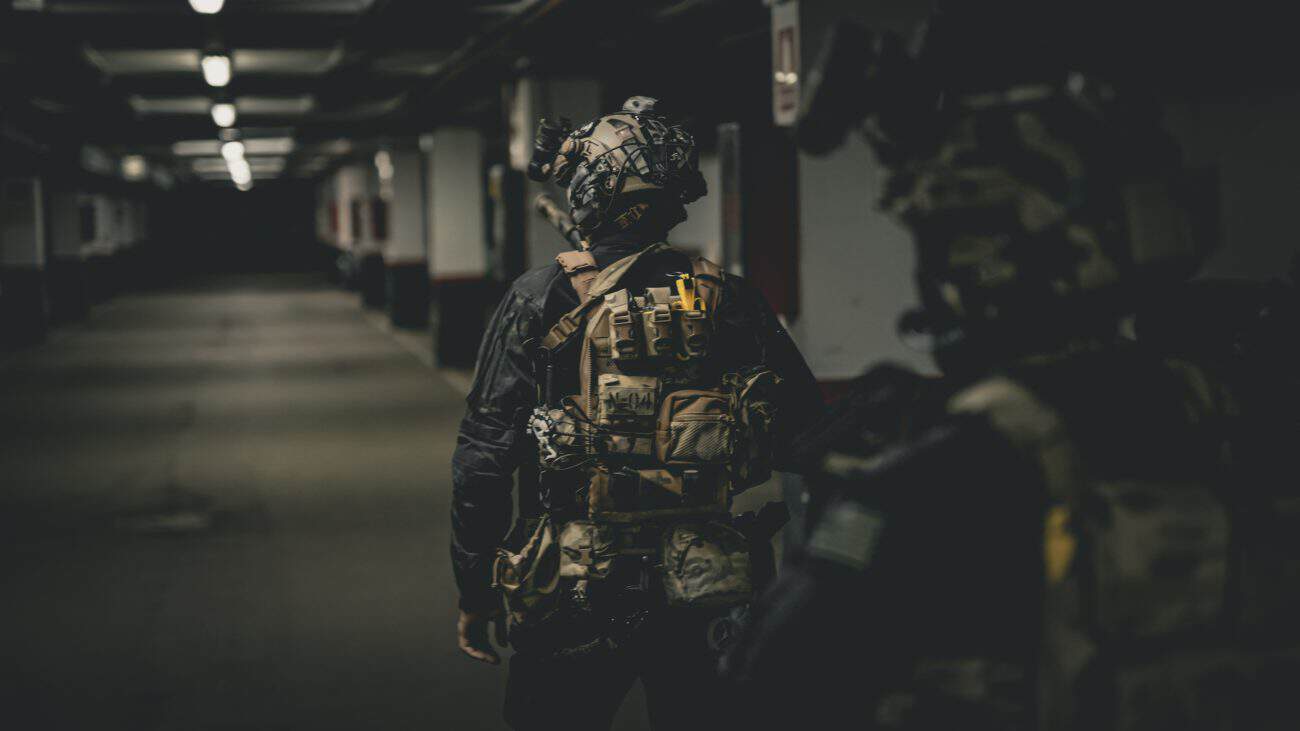 Portaplacas Ragnar Raids Valhalla montado, visto por detrás en una partida de CQB