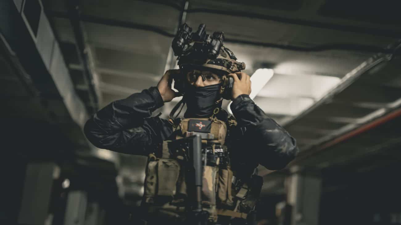 Aritz ajustándose el casco y las gafas antes de entrar a una partida de airsoft en interior