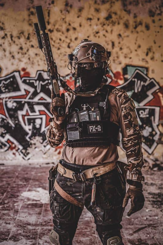 Jugador de airsoft con chest rig y cinturón táctico montado