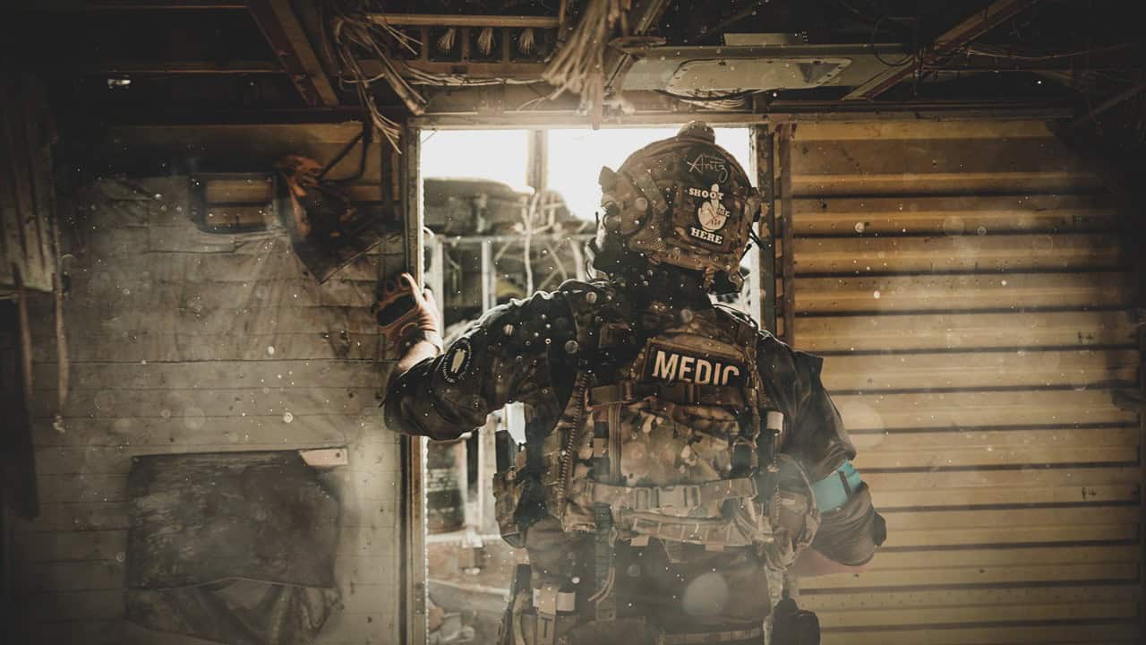 Jugador de airsoft con humo dentro de una nave, en una partida de CQB