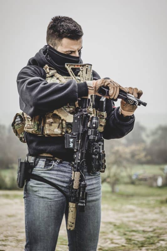 Jugador de airsoft montando el cerrojo de un fusil de airsoft