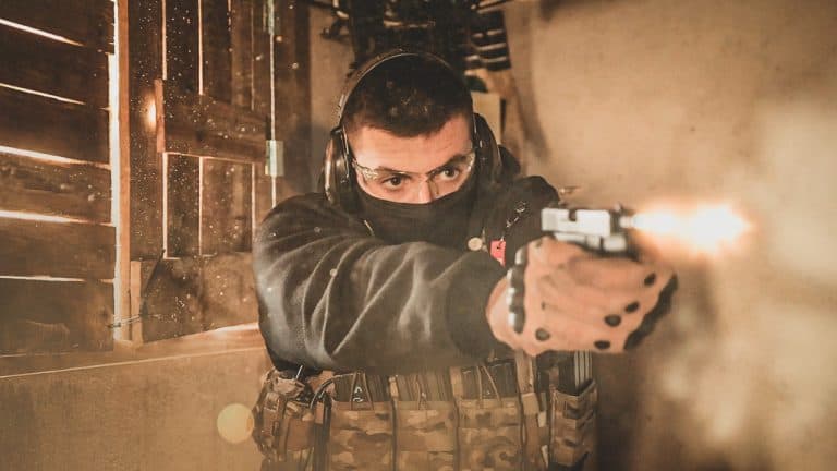 Disparando una pistola real con equipo táctico