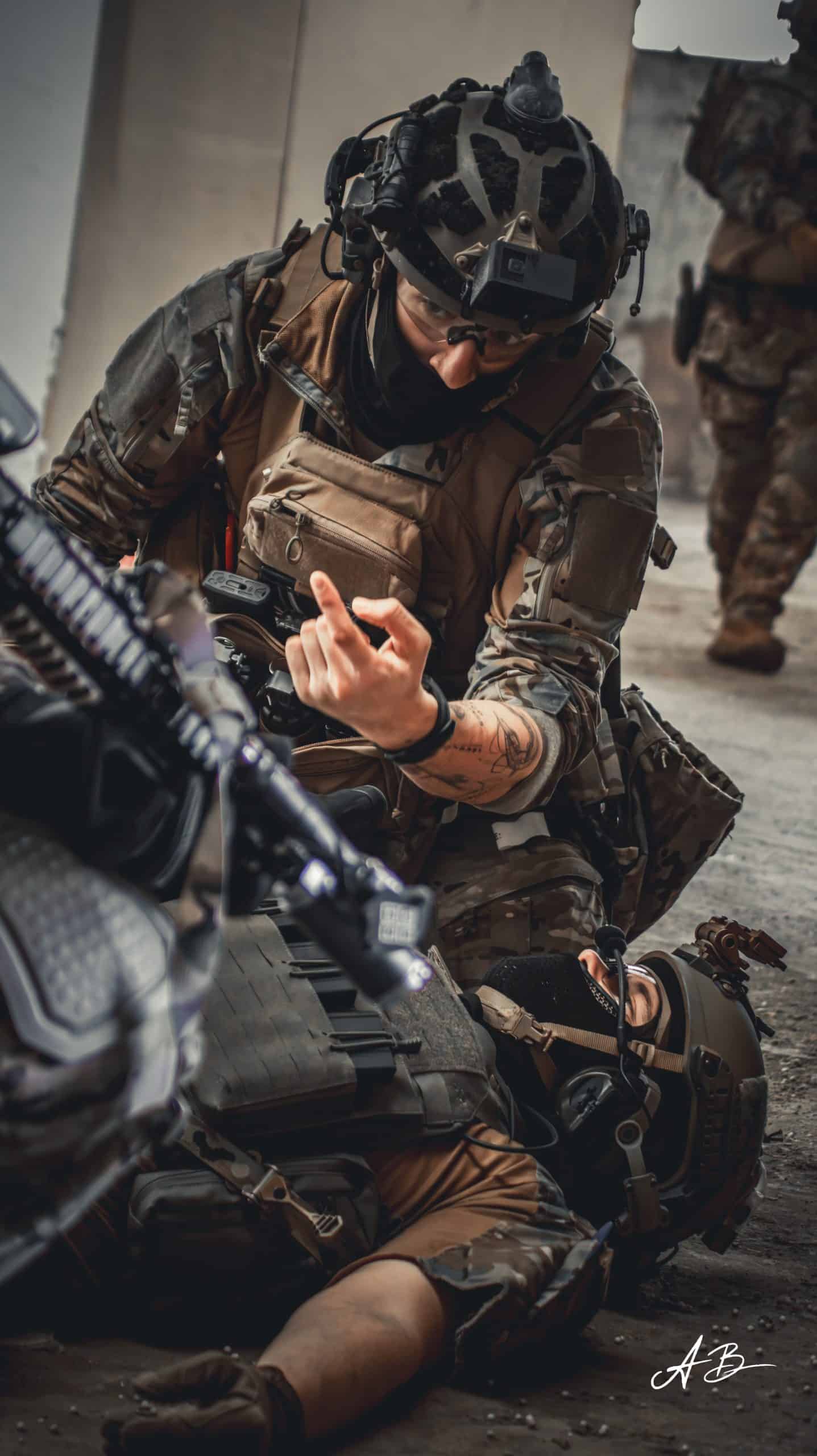 Primer plano de las manos de un jugador manejando una réplica de airsoft