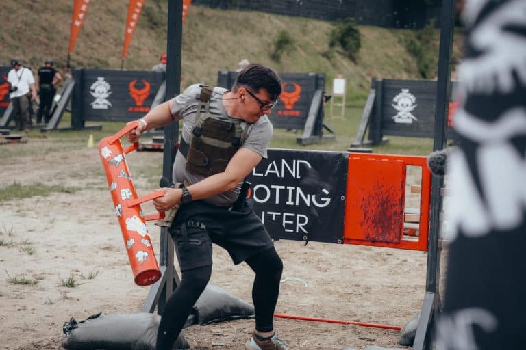 Atleta cargando una estructura metálica en el Poland Shooting Center