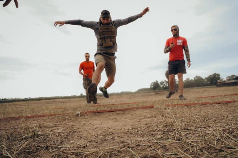 Atletas corriendo con carga en The Tactical Games