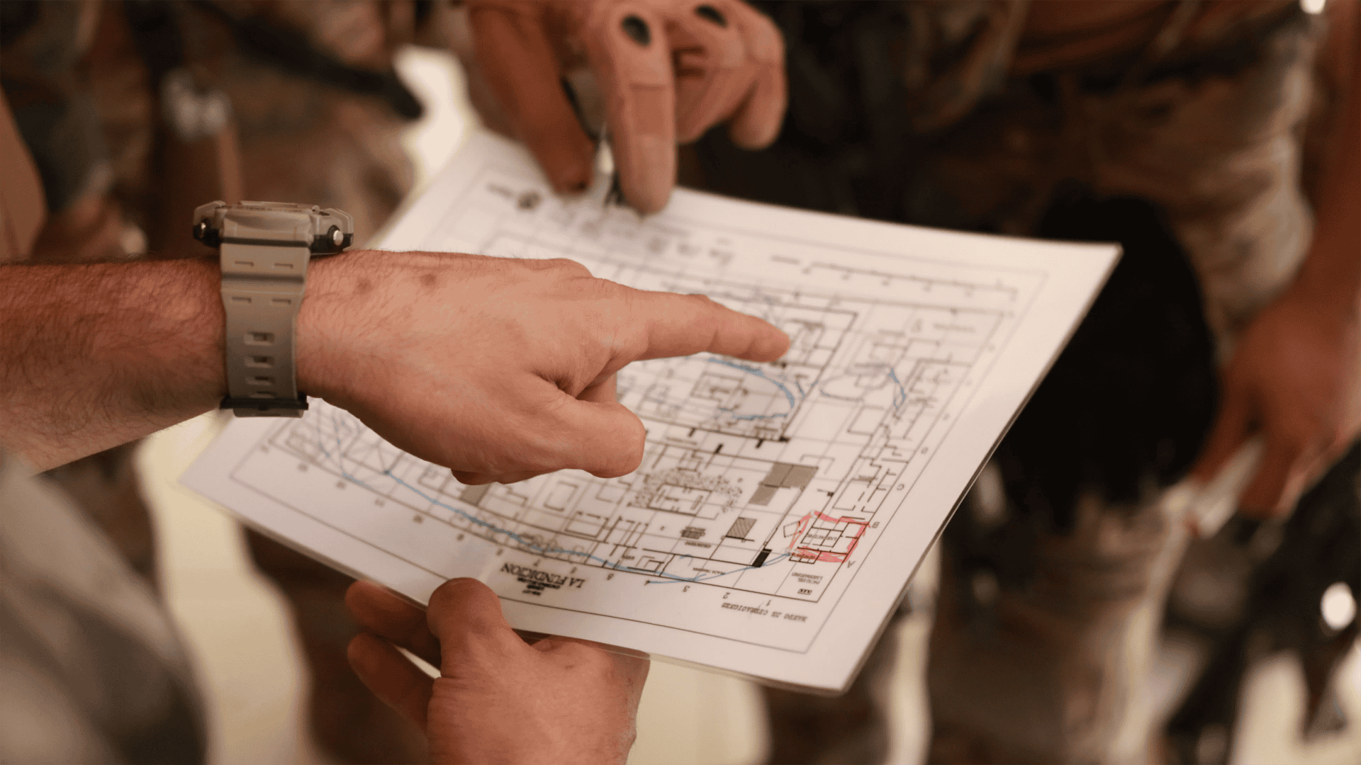 Briefing de partida con el plano del campo señalado a mano