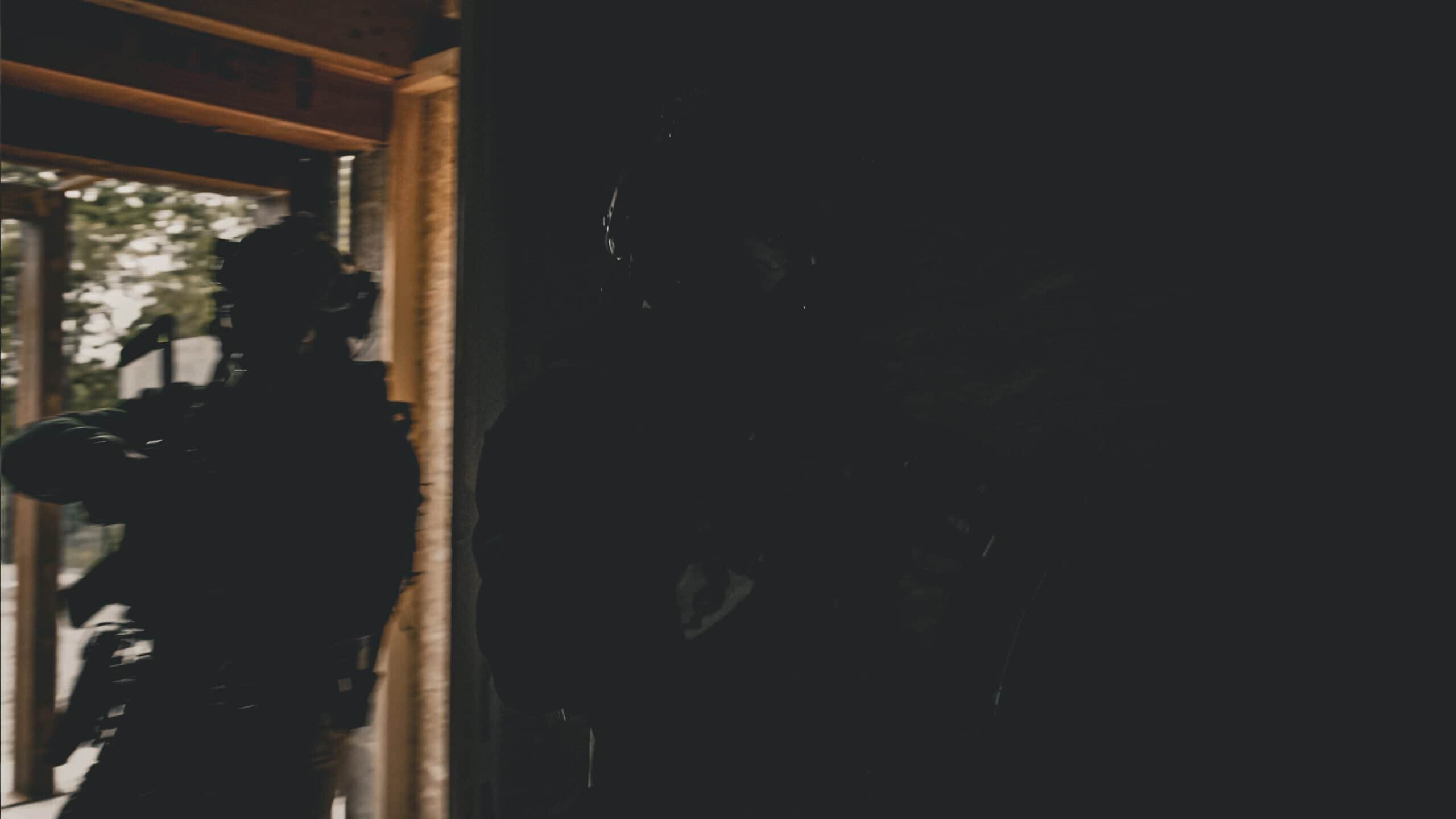Alumno entrando a una habitación durante el curso de CQB