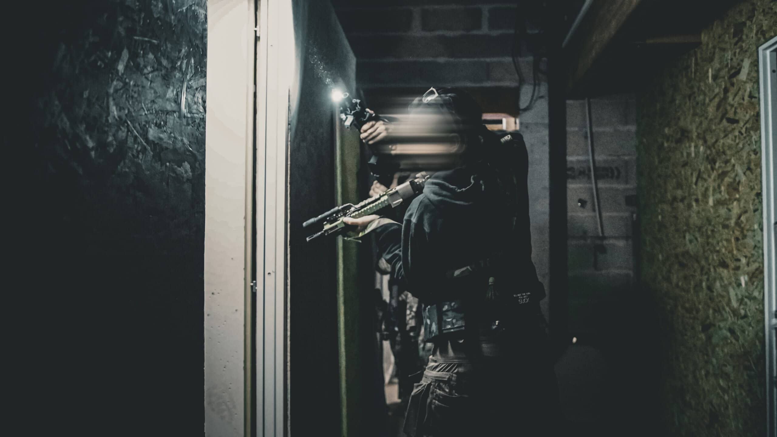 Progresión en pasillo con poca luz durante el curso de CQB
