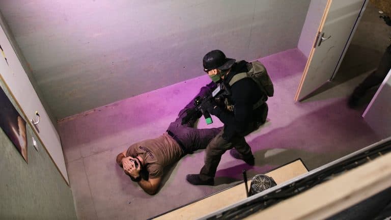 Reducción de un sospechoso durante un ejercicio de CQB