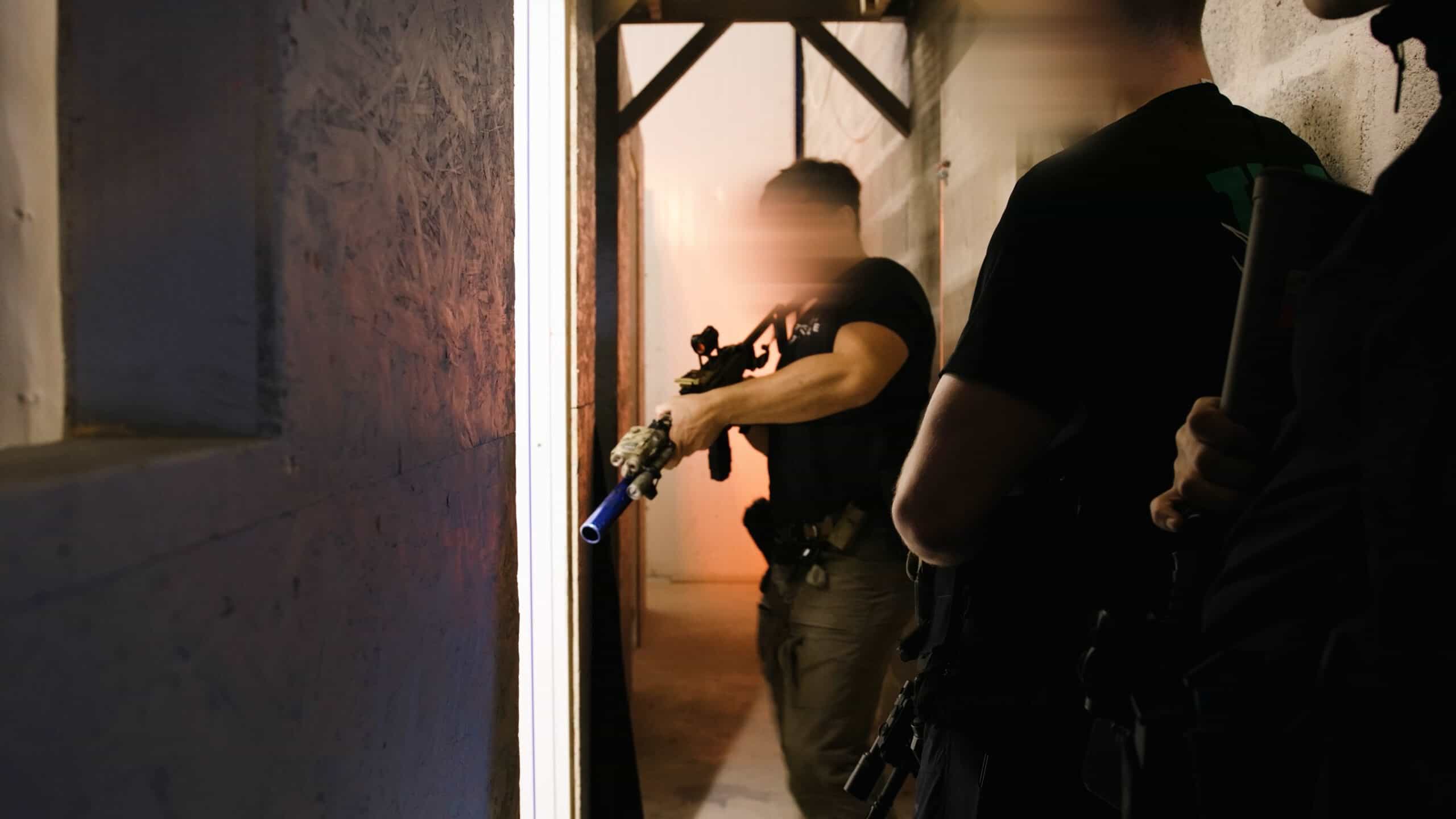 Alumno cruzando la puerta hacia el pasillo durante el curso de CQB