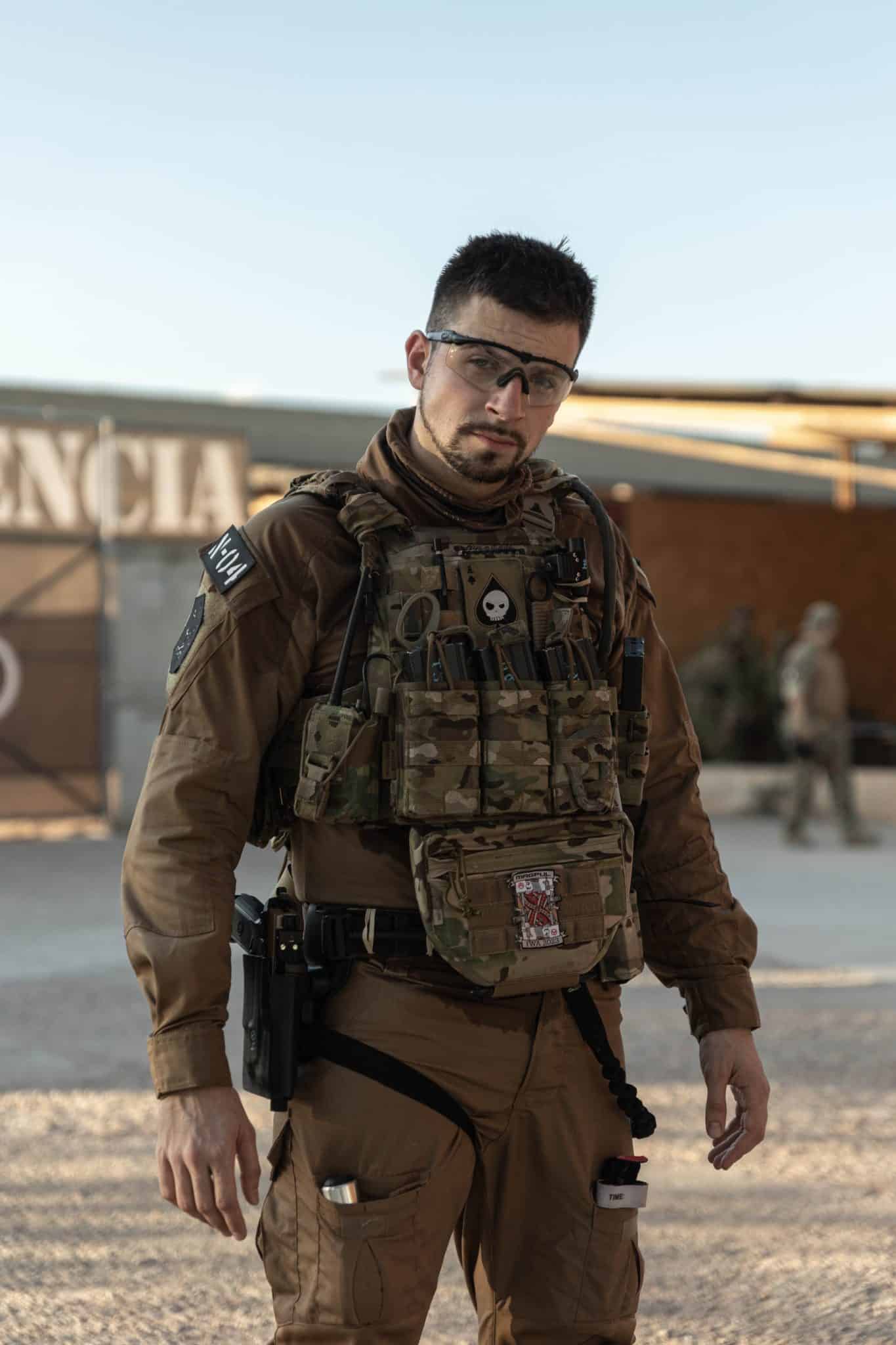 Aritz de Simplemente Airsoft equipado con portaplacas y cinturón de combate en un campo de tiro