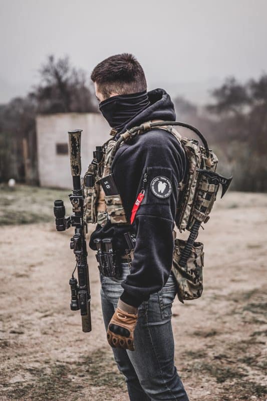 Jugador de airsoft con fusil y silenciador en partida