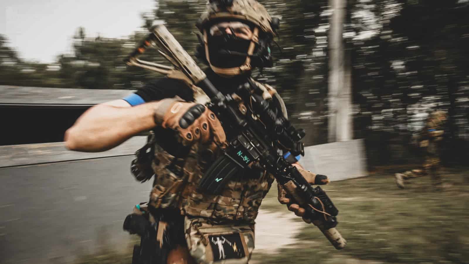 Jugador de airsoft corriendo durante una partida