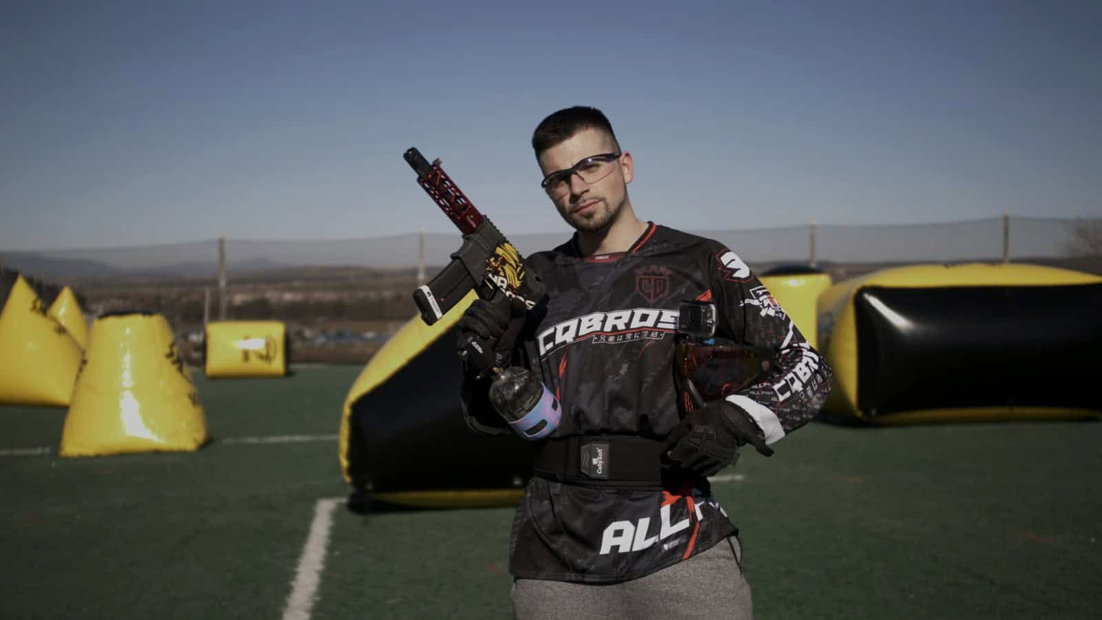 Partida de speedsoft en un campo de hinchables