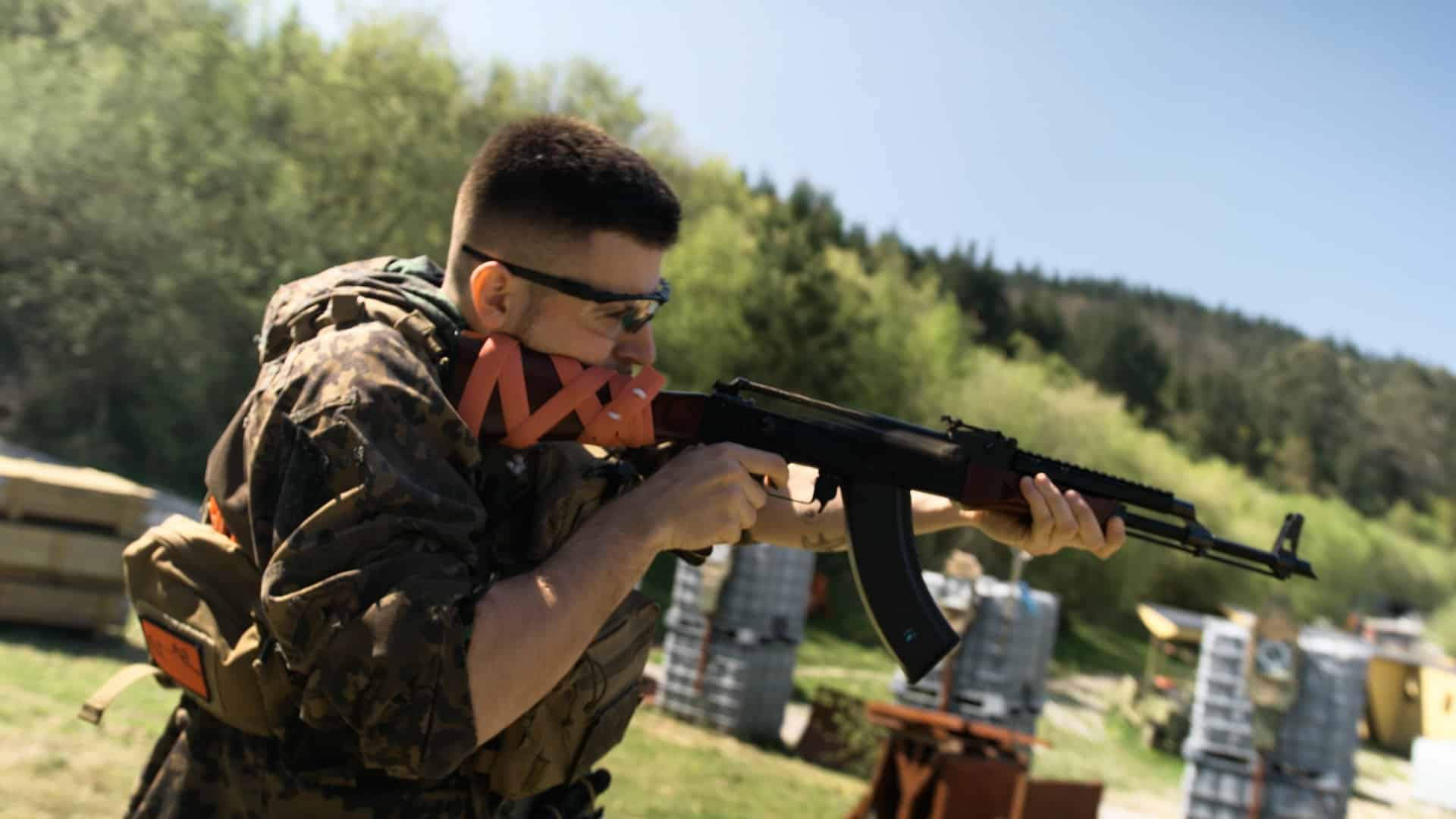 Jugador de airsoft encarando una AK con guardamanos de madera