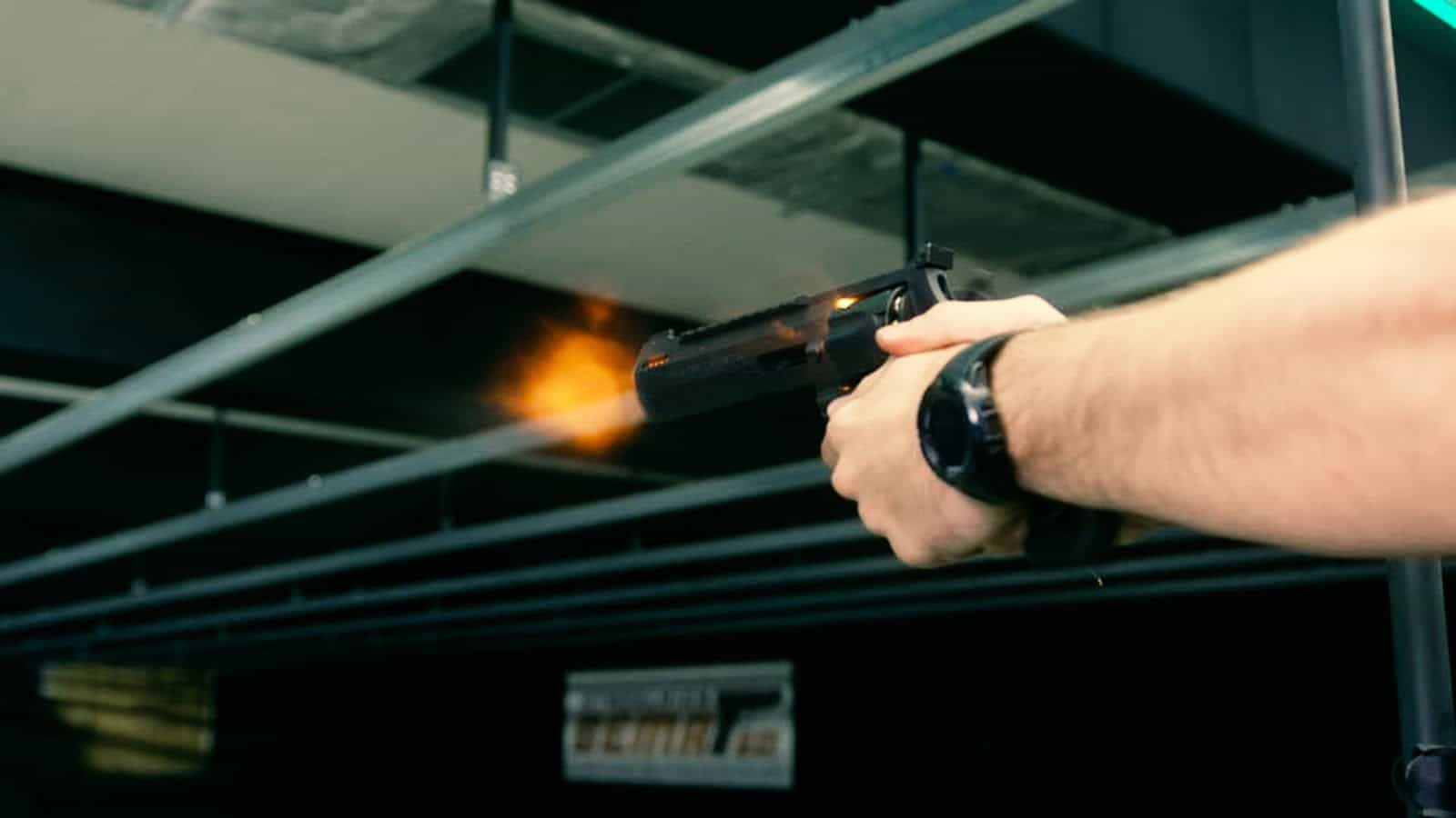 Fogonazo de un revólver en una galería de tiro de Polonia