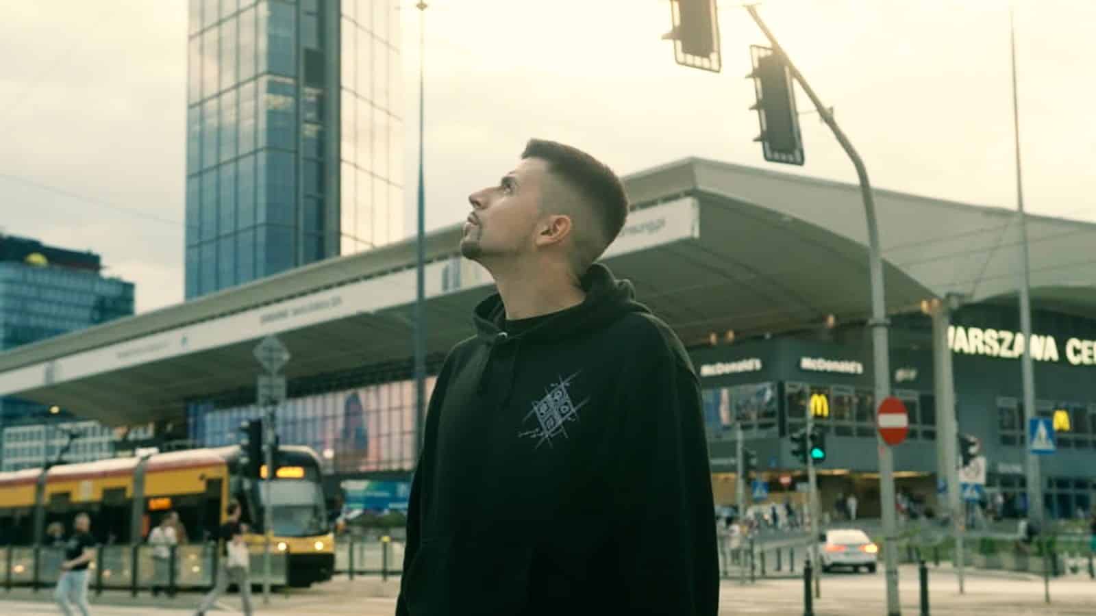 Aritz en el centro de Varsovia, frente a la estación central