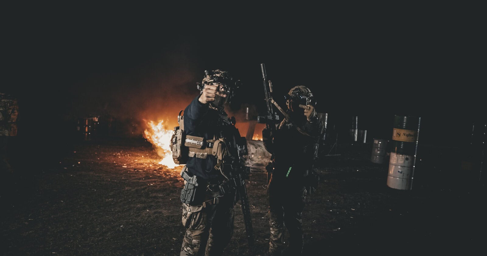 Equipo completo de Brothers in Arms en una escena nocturna con fuego