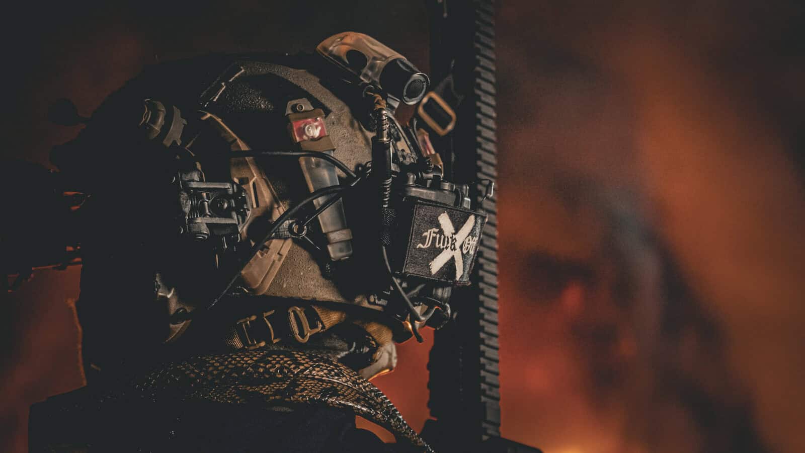 Detalle de los parches de Brothers in Arms en un casco táctico