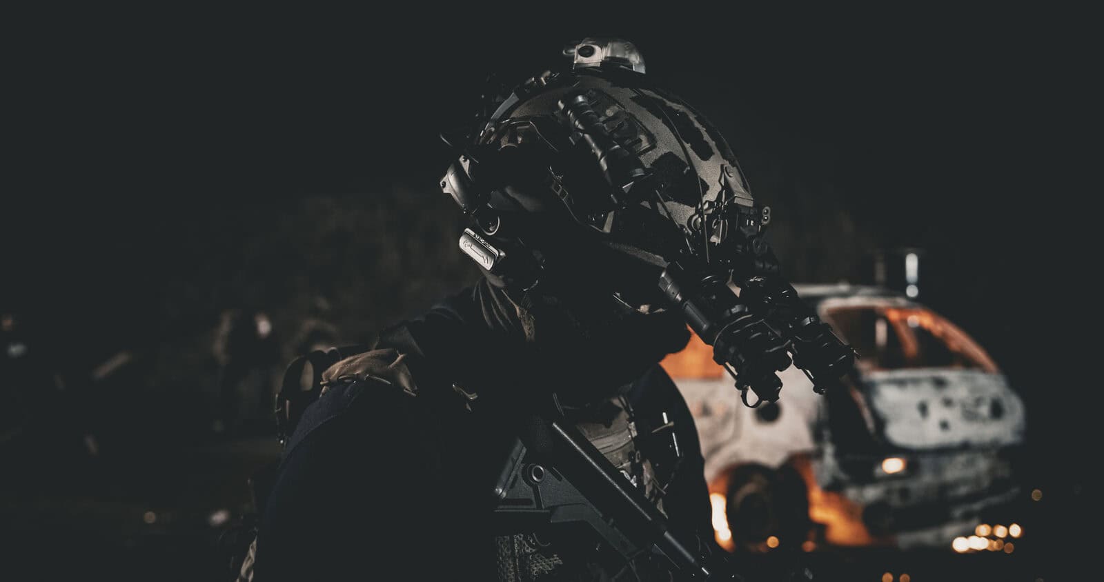 Perfil de un casco táctico con visión nocturna en una sesión de Brothers in Arms