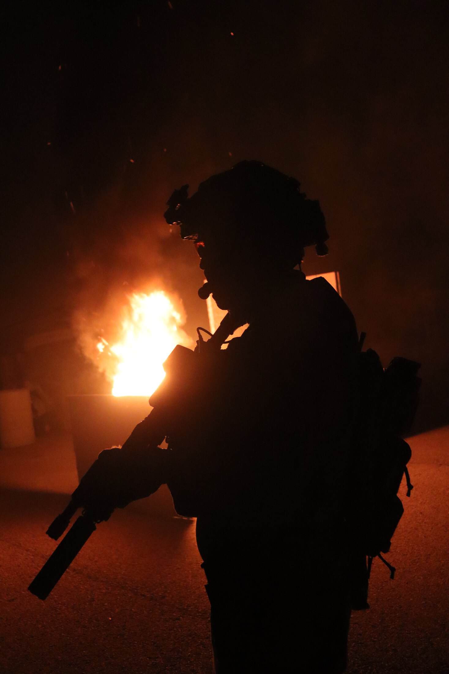 Silueta de un jugador de airsoft en una partida nocturna en Madrid