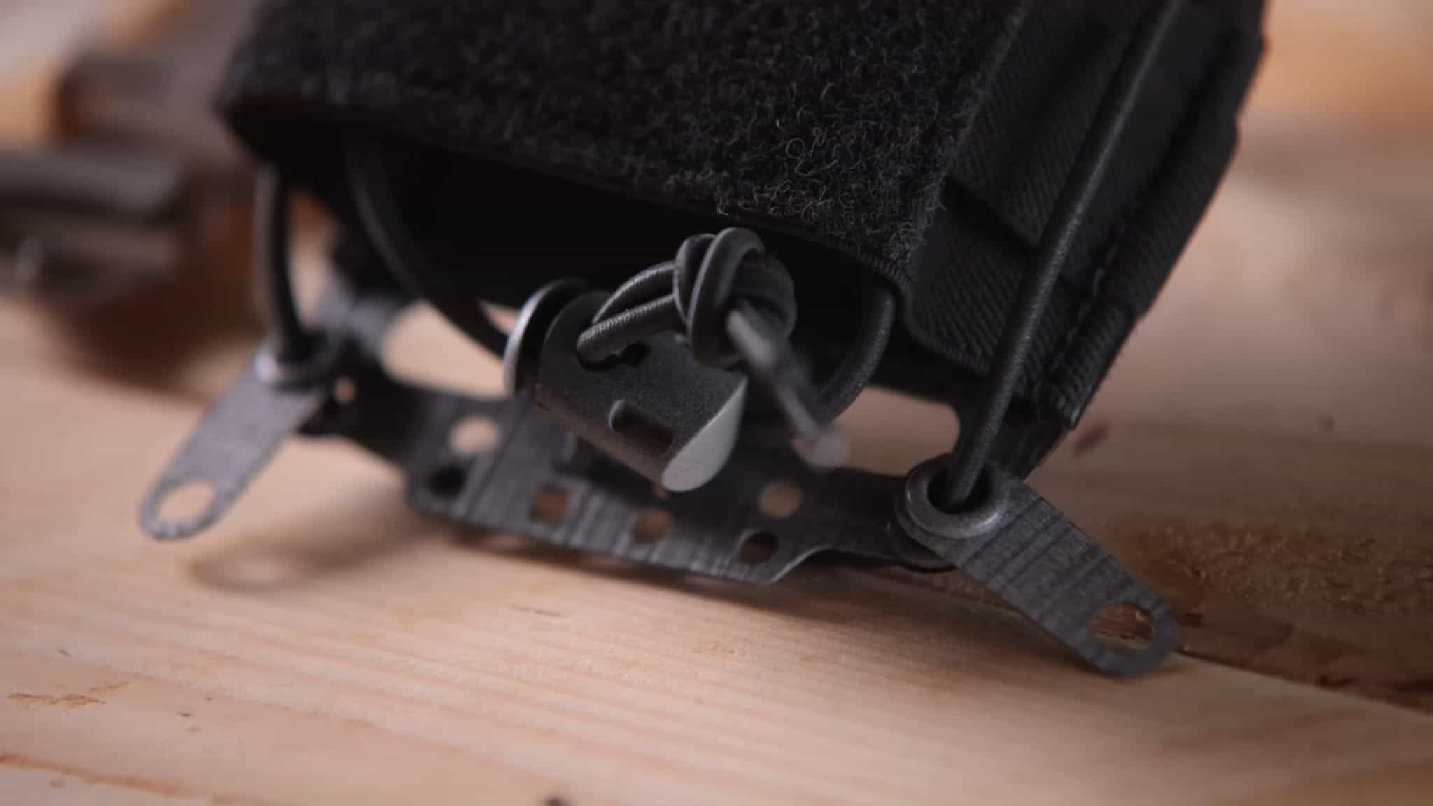 Bolsa de contrapeso con su soporte, la pieza que va en la parte trasera del casco de airsoft