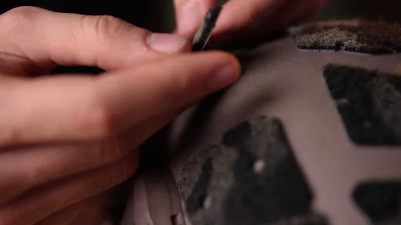 Colocando los velcros sobre el casco de airsoft ya pintado