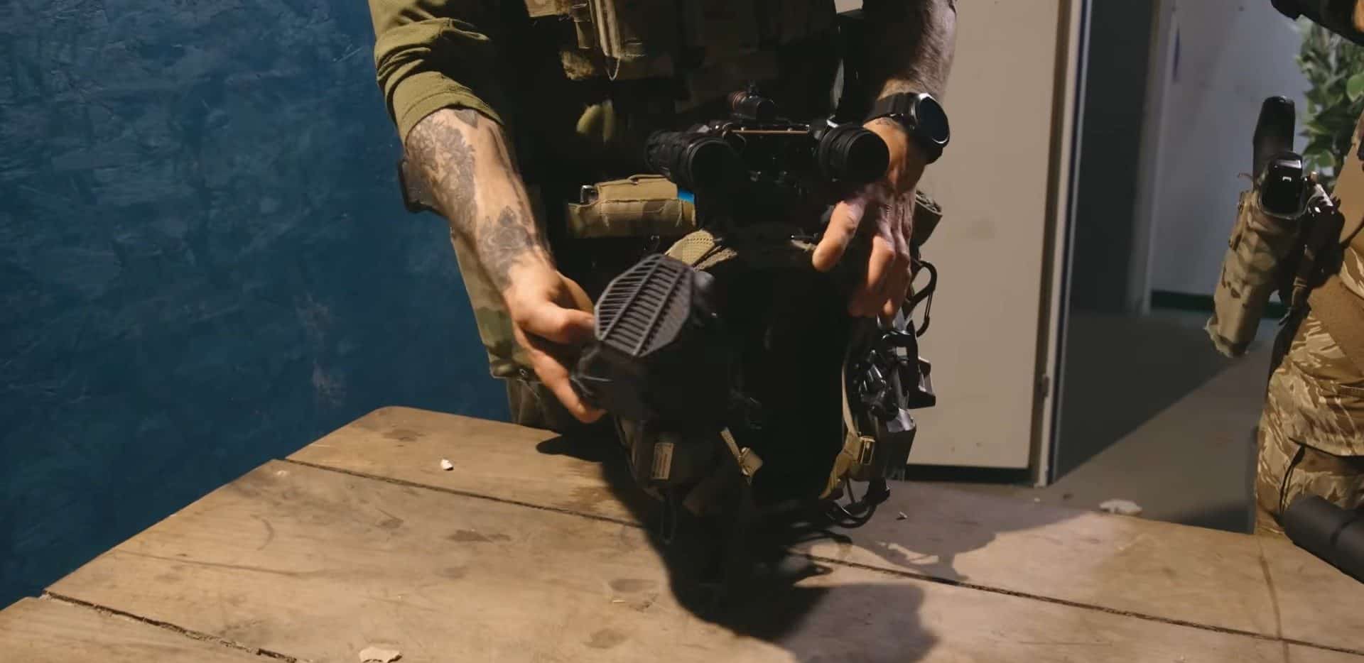 Mascara Ops-Core SOTR montada en el casco balistico