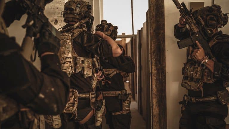 Equipo en fila en un pasillo de CQB antes de entrar