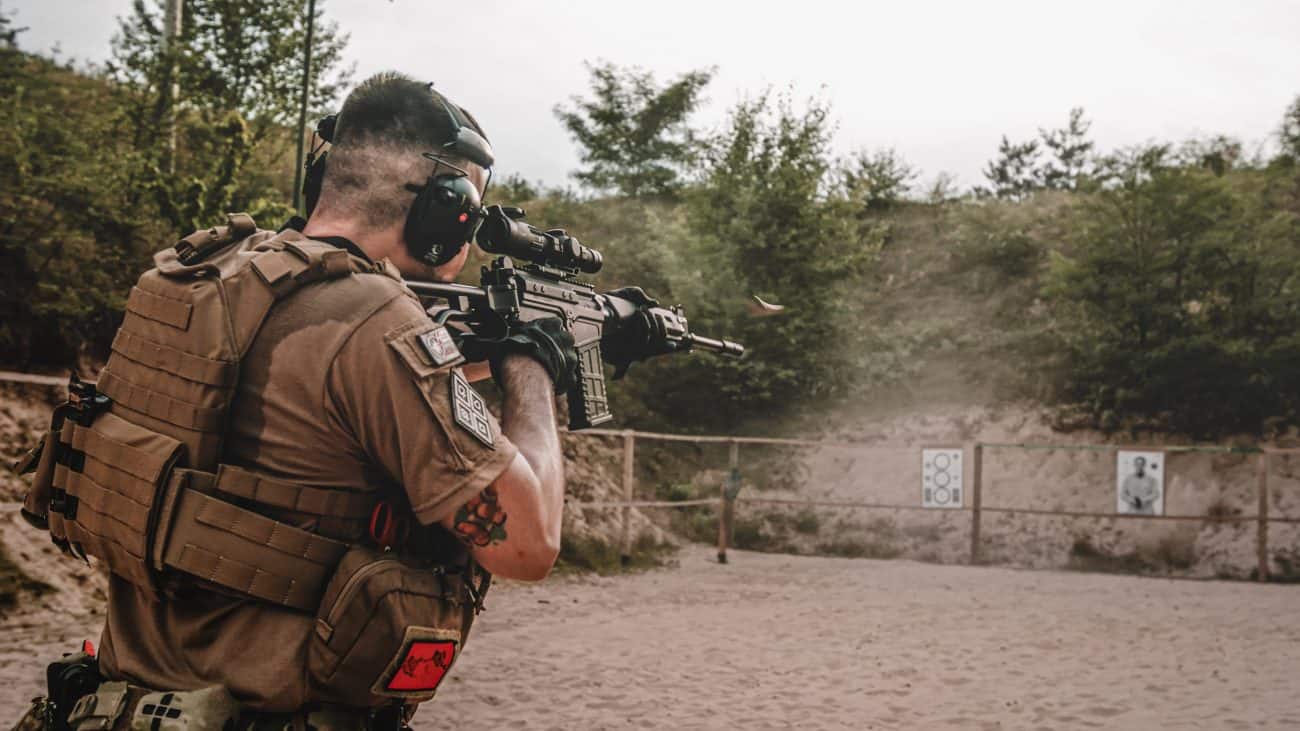 Disparando un fusil de asalto real en un campo de tiro de Polonia