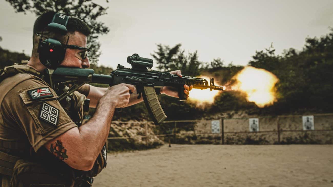 Fogonazo de un fusil tipo AK disparado en Polonia
