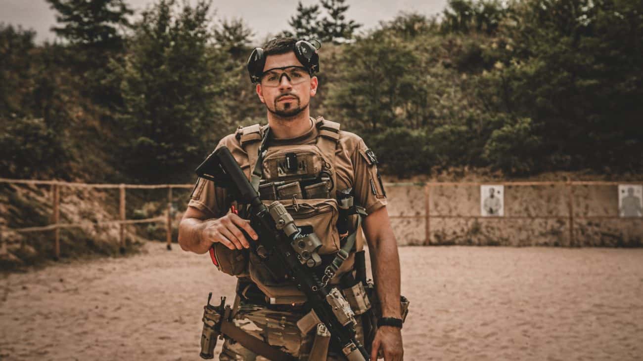 Aritz con gafas de protección y equipo táctico en un campo de tiro