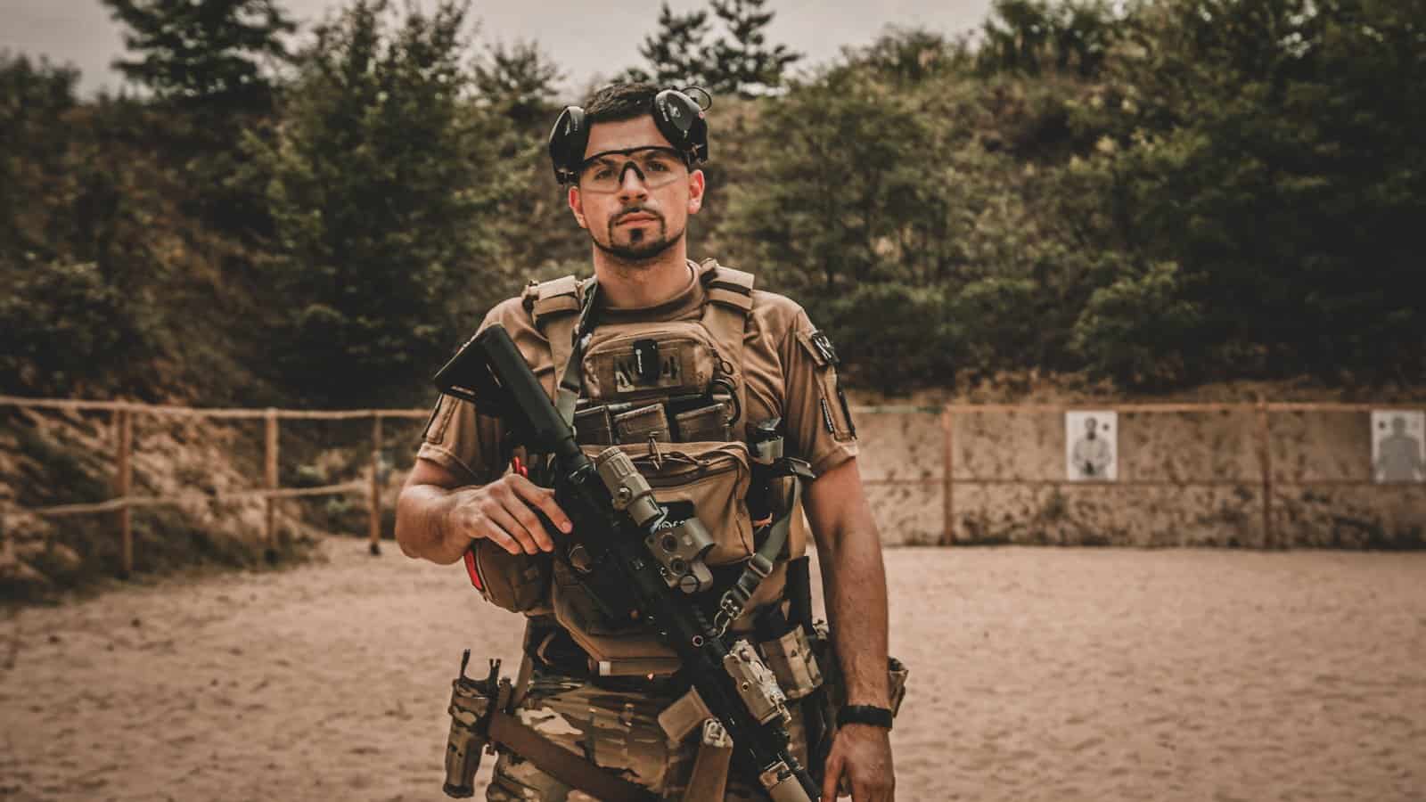 Aritz con gafas de protección y equipo táctico en un campo de tiro