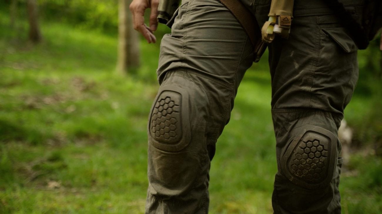 Rodilleras hexagonales extraíbles en un pantalón de combate Helikon-Tex