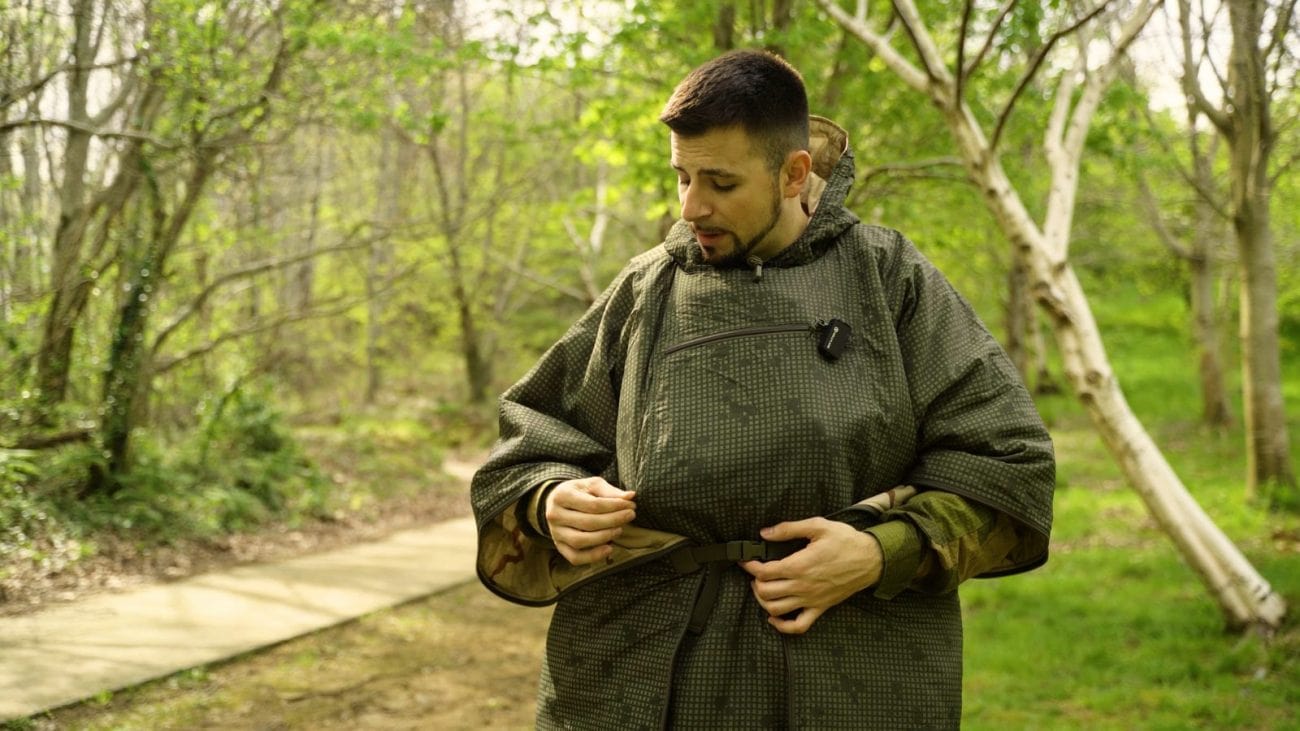 Poncho Helikon-Tex Swagman Roll puesto en el bosque