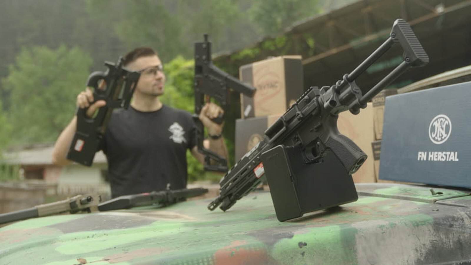 Aritz probando réplicas de Hobby Expert en un campo de airsoft