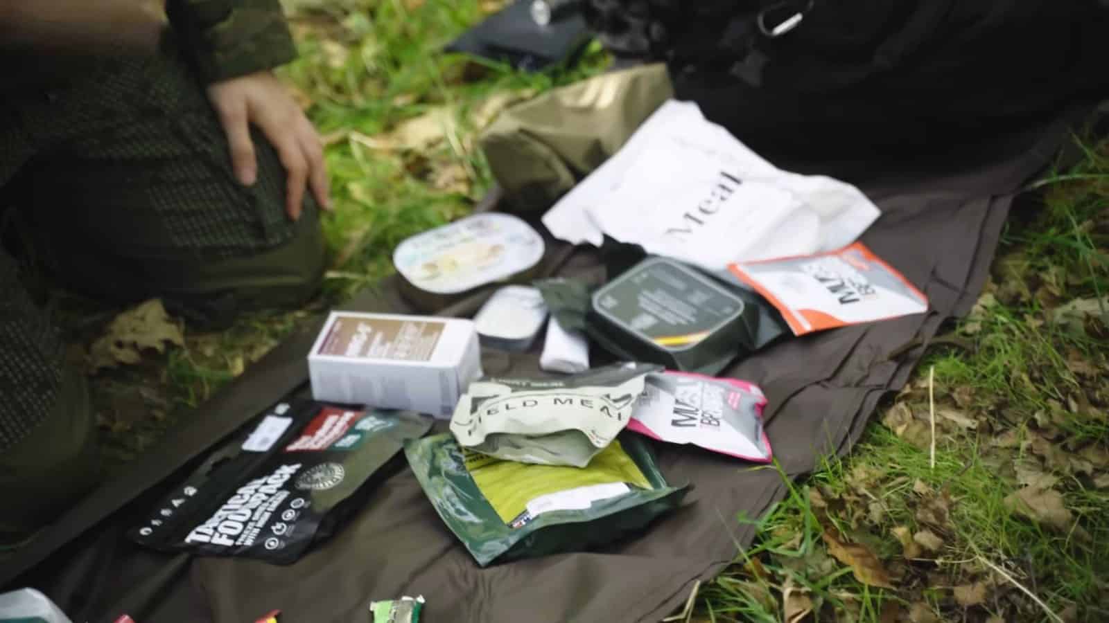 Distintos tipos de raciones de campaña y comida liofilizada