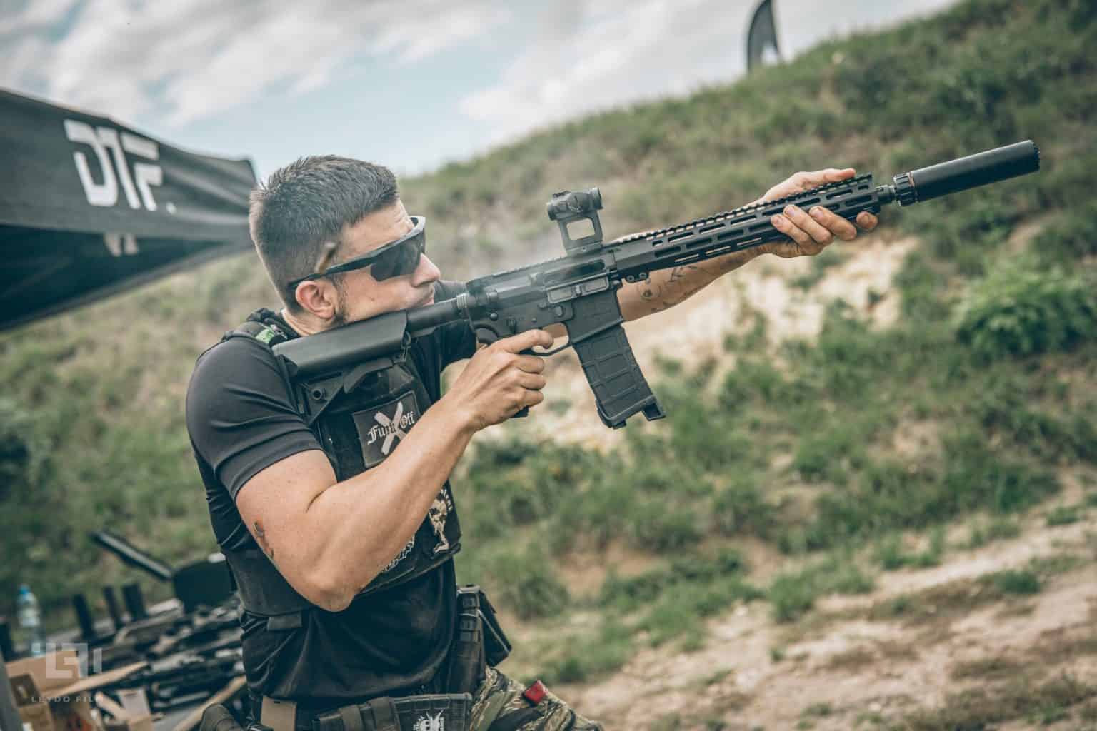 Disparo de AR-15 con casquillo en el aire en Polonia