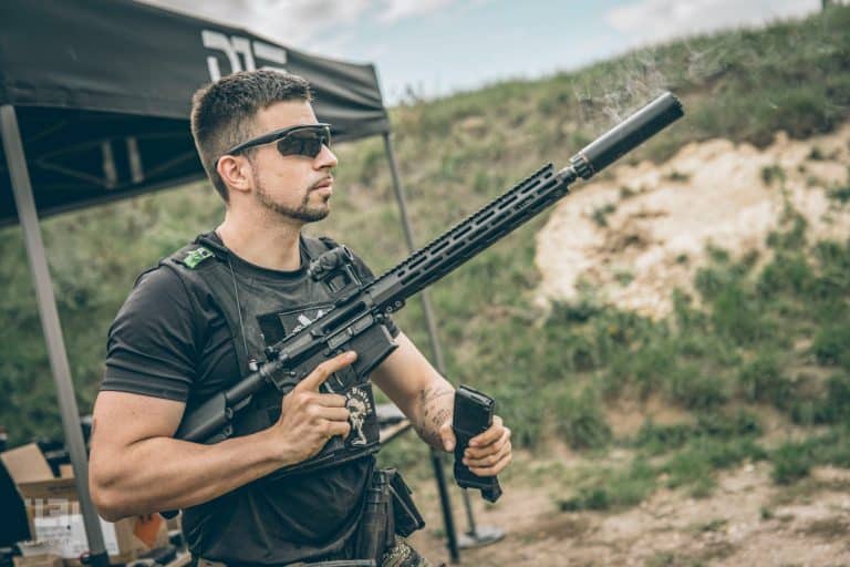 AR-15 con supresor echando humo en Polonia