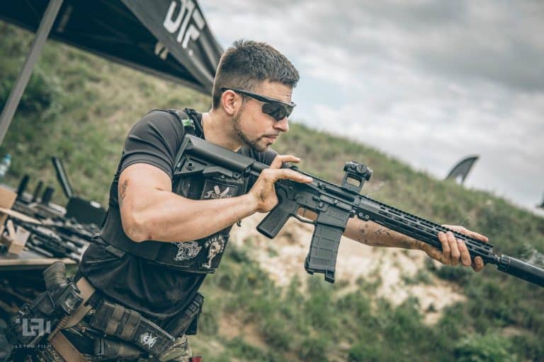 Recargando un AR-15 con supresor en Polonia