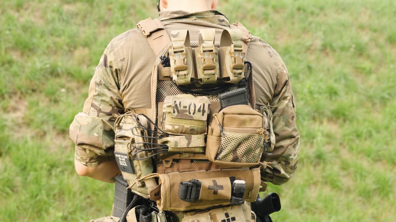 Back panel del portaplacas Ragnar Raids con triple pouch de flashbang, IFAK y pouches reutilizados