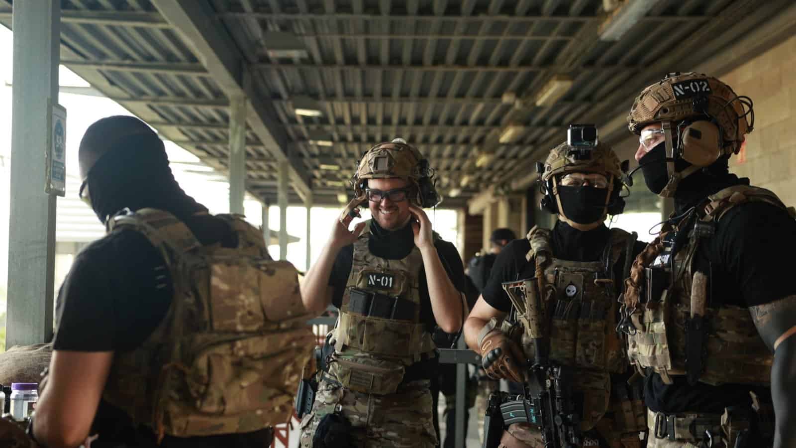 Grupo de amigos riendo entre partidas de airsoft