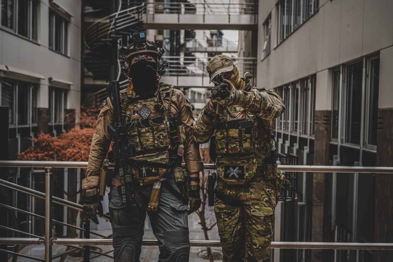 Partida de airsoft en un entorno urbano
