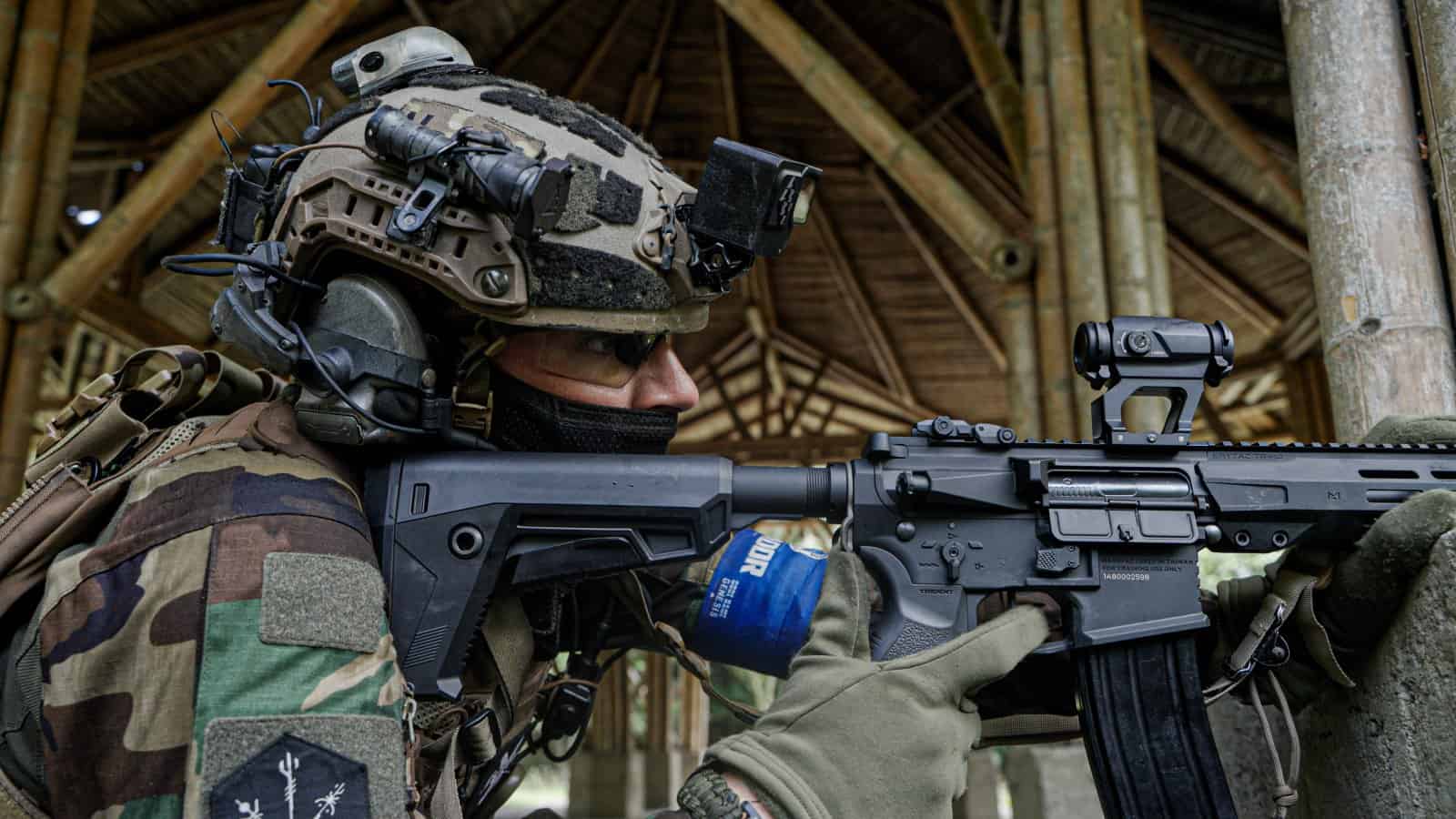Jugador de airsoft en posición durante una partida