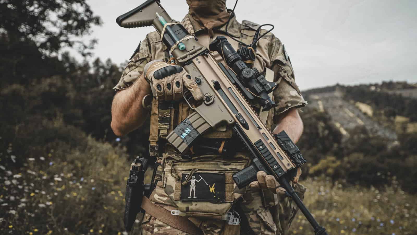 Réplica de airsoft y chaleco táctico en el campo