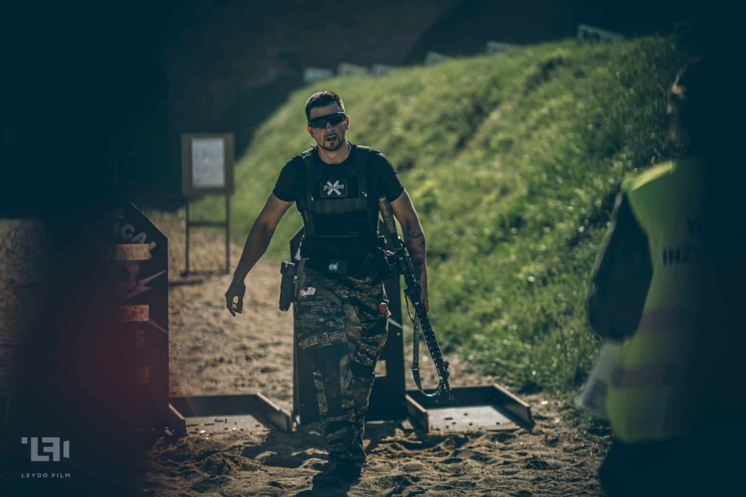 Aritz caminando con rifle en The Tactical Games